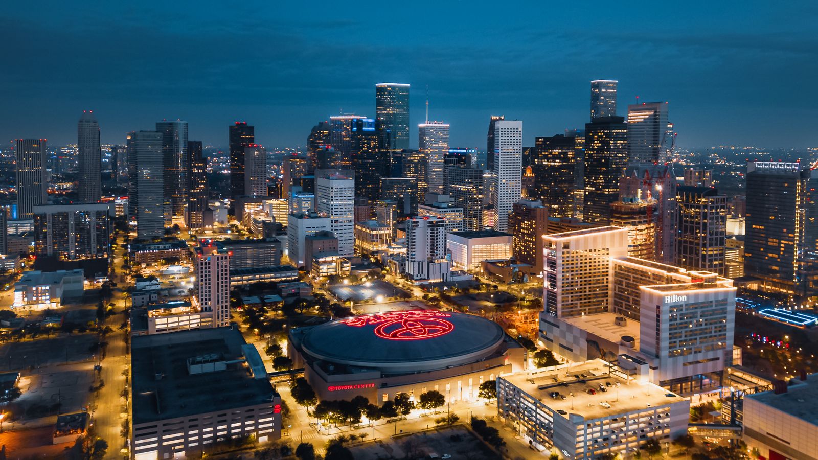 Vue aérienne du centre-ville de Houston la nuit